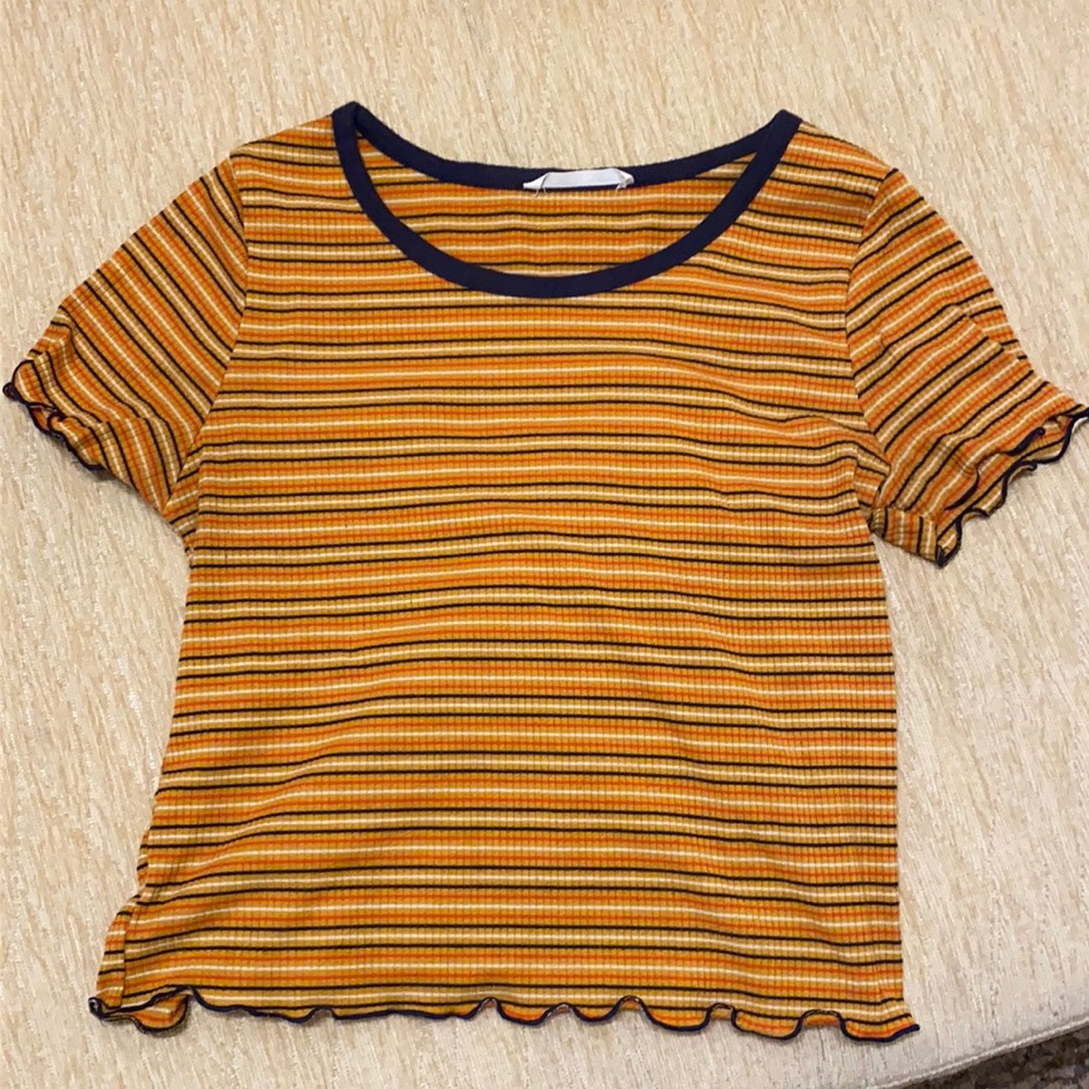 Lettuce hem shirt. Size medium. Stretchy material.